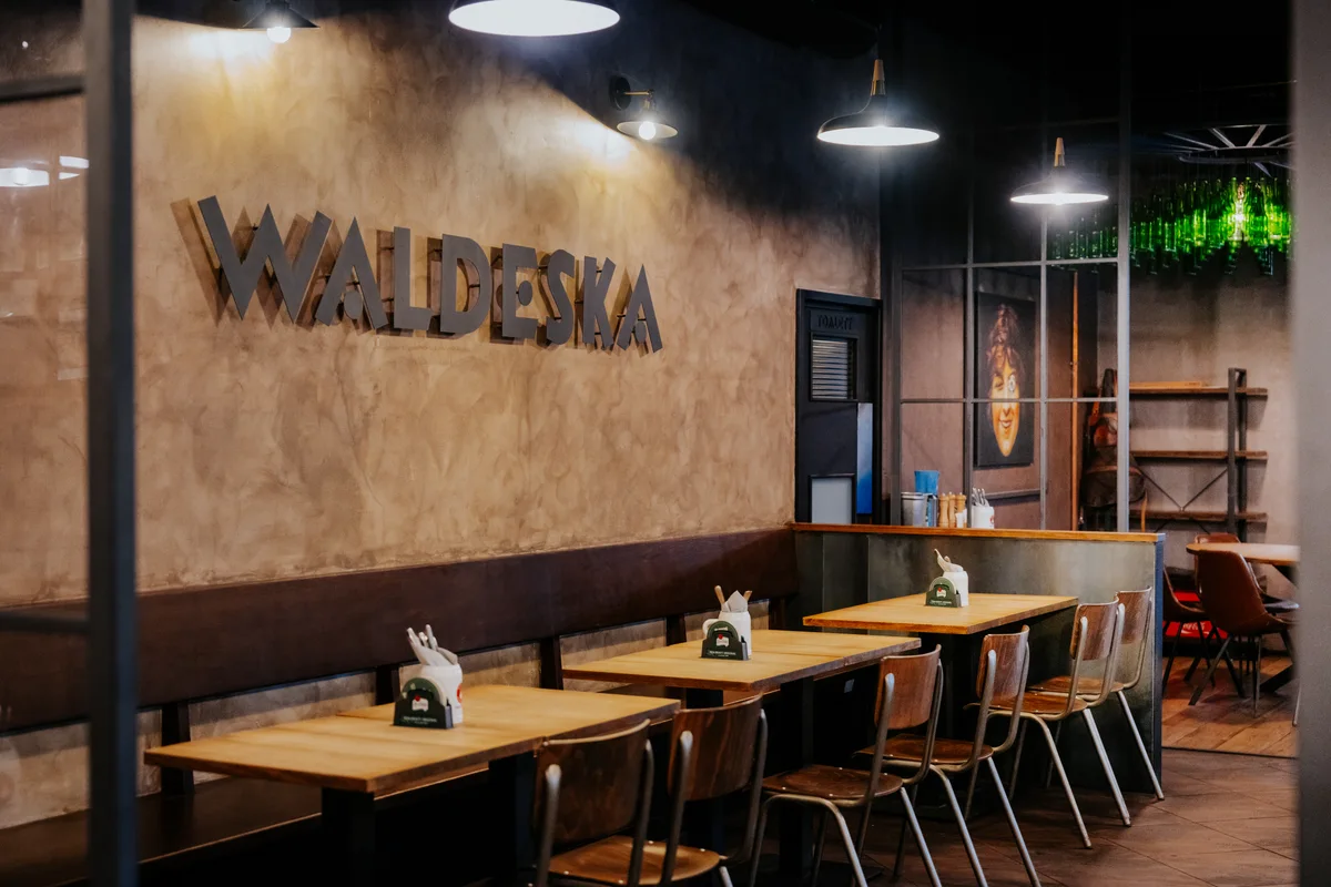 Naše fotografie interiéru restaurace Waldeska