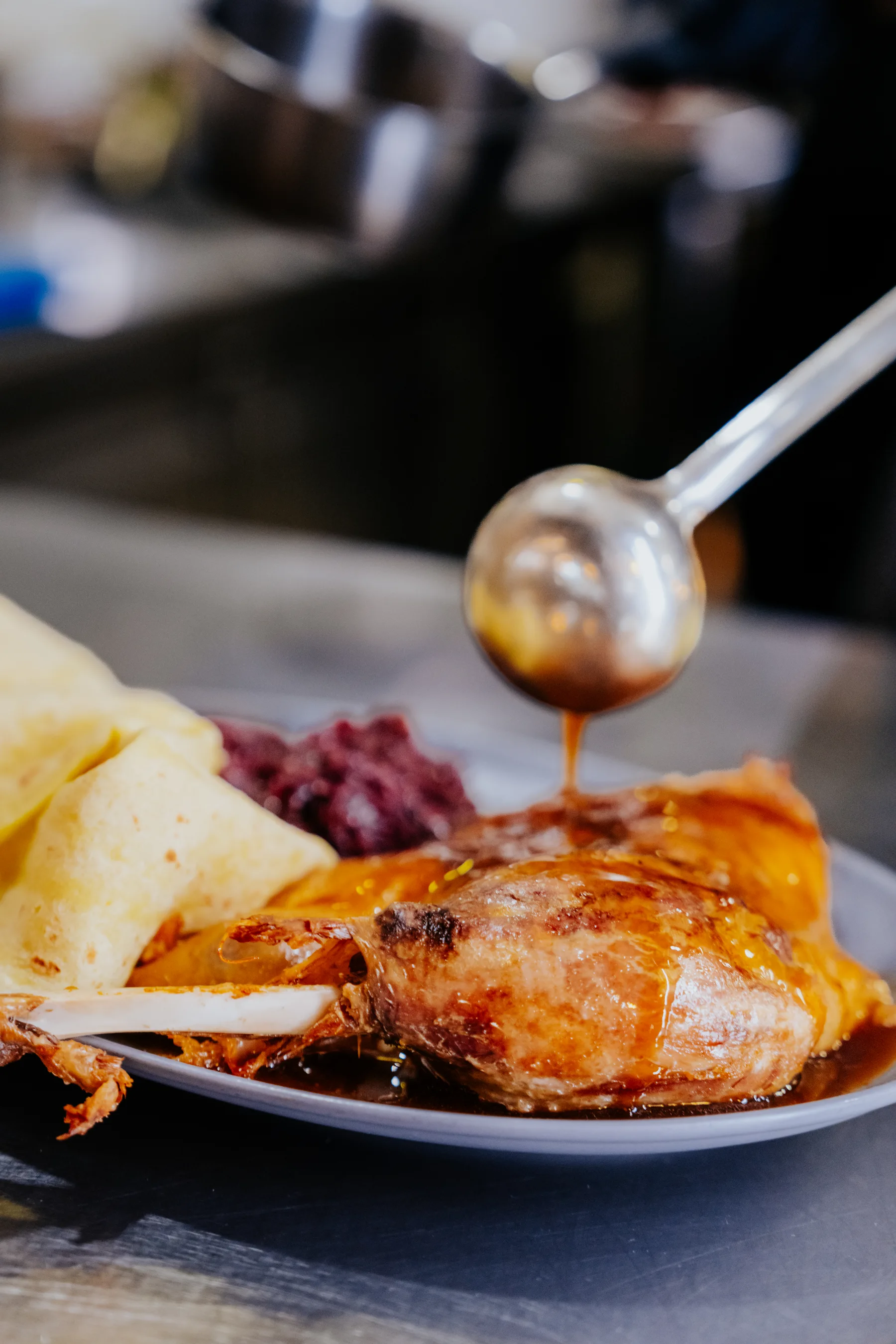 Dokončování jídla v kuchyni Waldesky