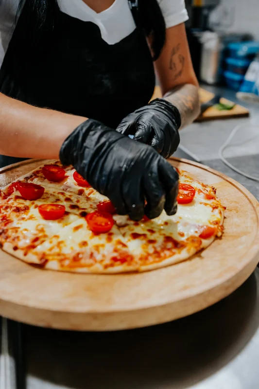 POINT Bistro — ruční dokončování pizzy
