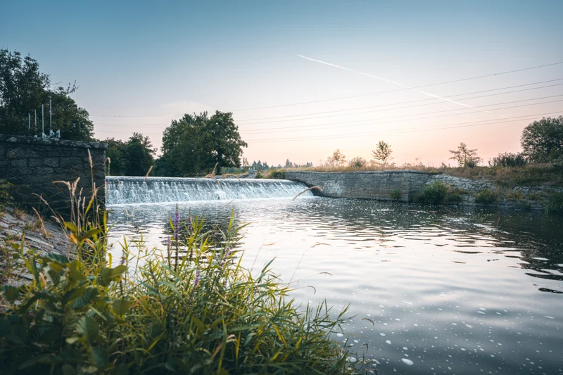 Visit Plzeň — letní ráno u vody