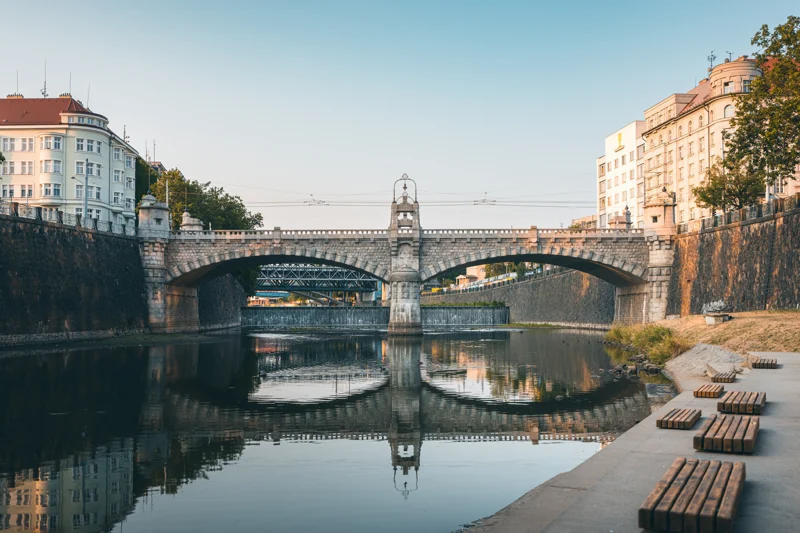 Visit Plzeň — most a odrazy města v ranním světle