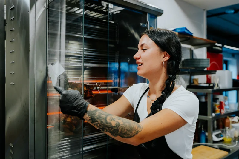 POINT Bistro — tým při práci v kuchyni