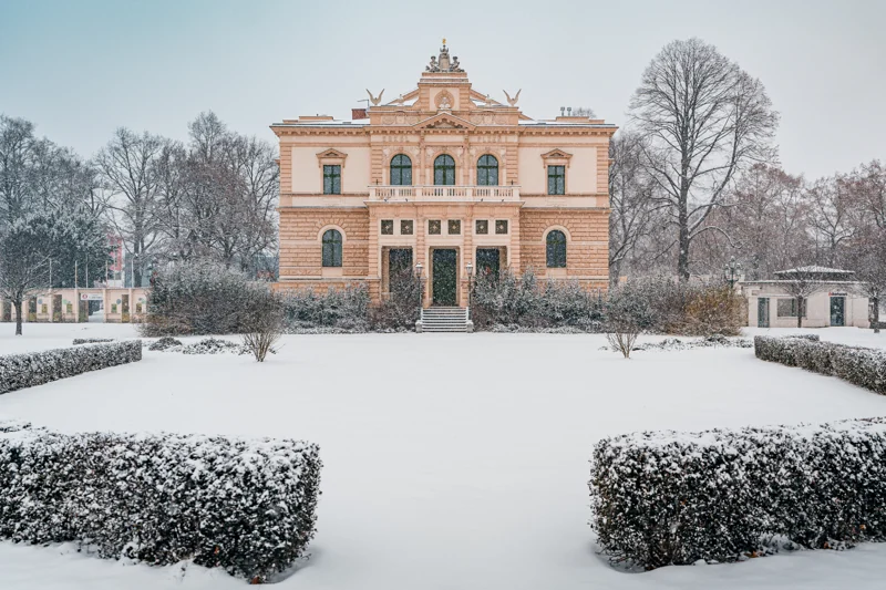 Visit Plzeň — divadlo a zahrada pod sněhem