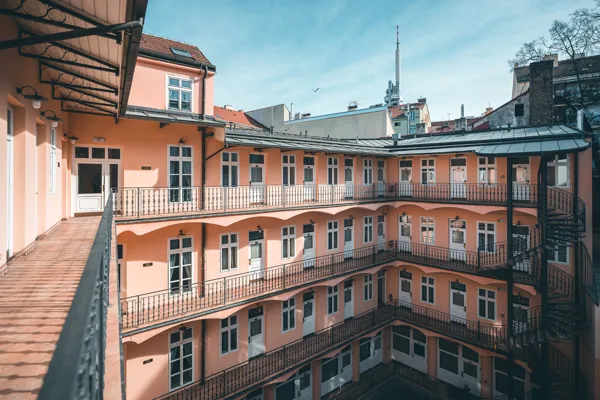 Světlo a barevné fasády ve dvoře městského domu