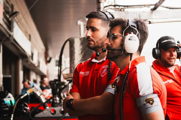 Soustředěný motorsportový tým v závodním zázemí